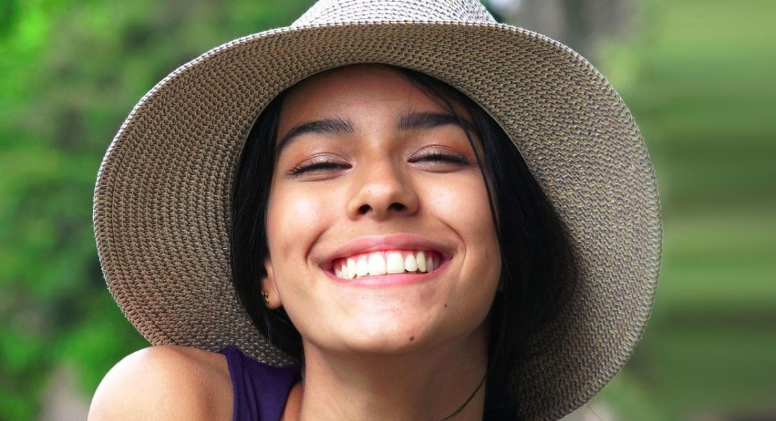 ragazza che sorride studio dentistico forni e pèrez